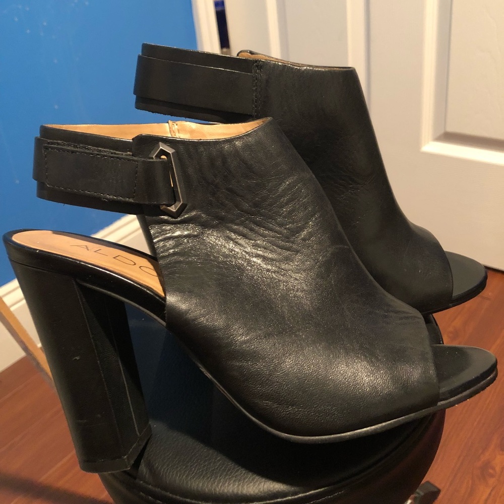 Women peep-toe pumps